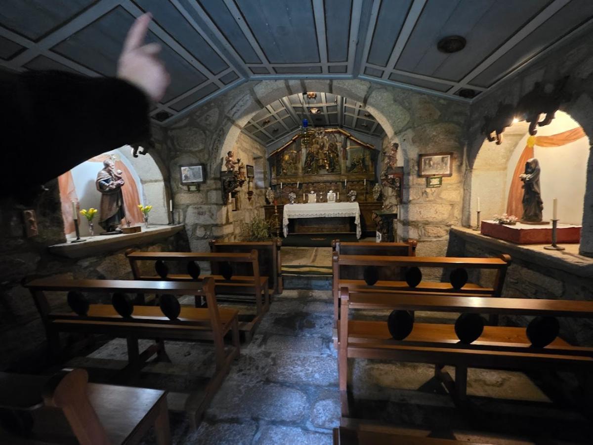 La singular capilla sacralizada de que dispone el pazo, construida en 1598.
