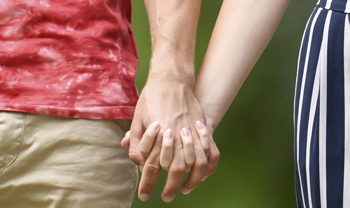 Wer vorhat, auch zukünftig Hand in Hand durchs Leben zu gehen, kann sich durch die „pareja de hecho formalizada“ absichern. | FOTO: TOBIAS HASE/DPA