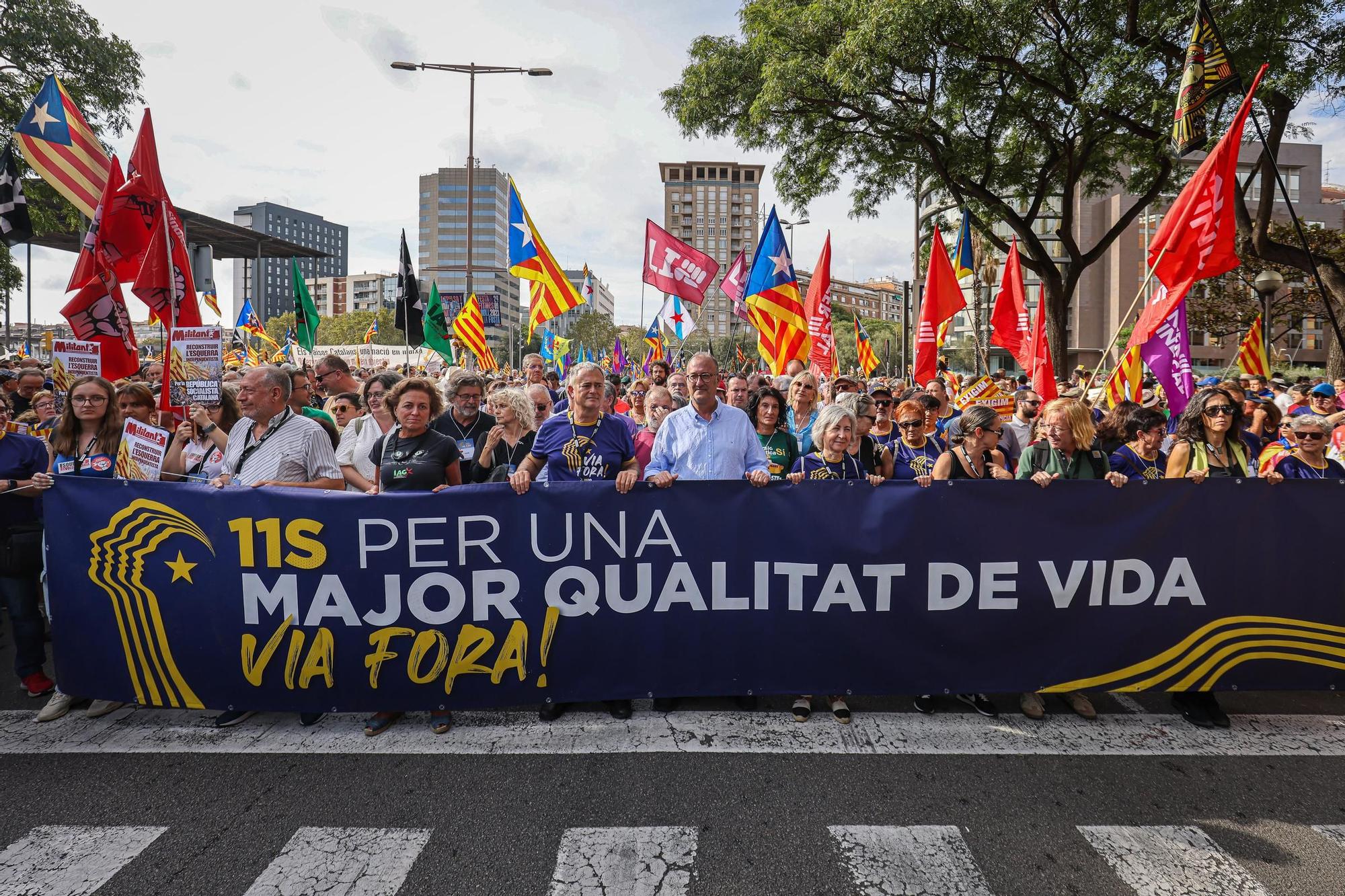 Arrenca la manifestació convocada per l'ANC per la Diada a Barcelona amb el lema 'Via Fora'