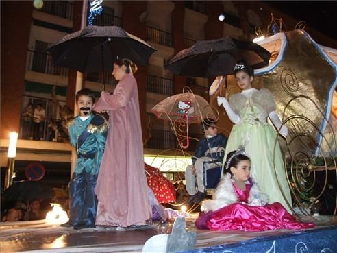 Los niños se encuentran con los Reyes Magos