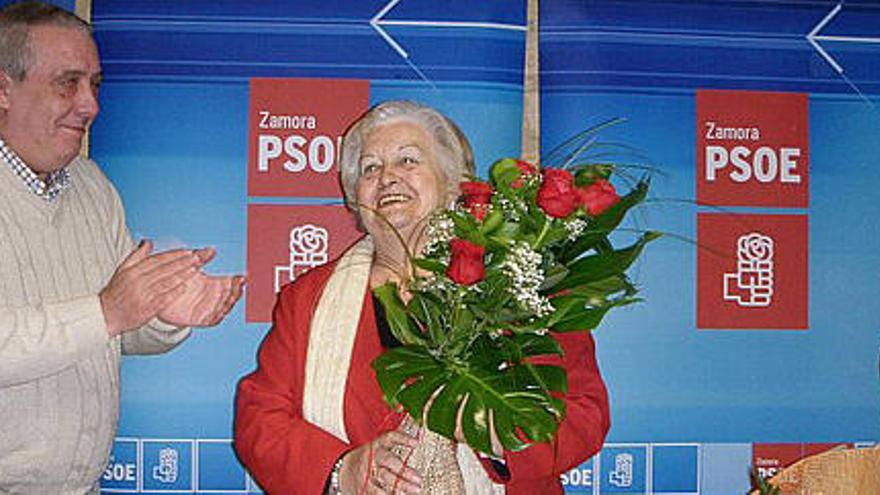 Rosa Frechilla recibe un ramo de flores de manos del secretario general del PSOE, Carlos Hernández.