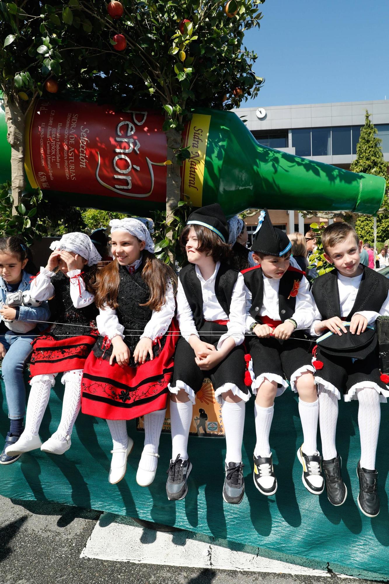 EN IMÁGENES: Así se ha vivido el desfile de carrozas y xarrés de las fiestas de San Isidro en Piedras Blancas