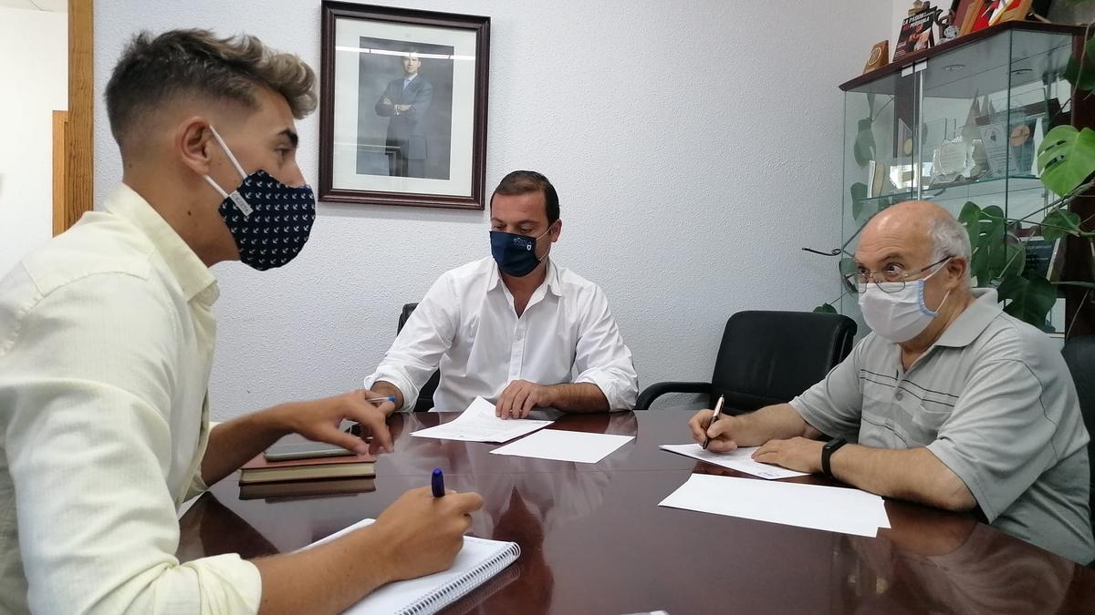 El alcalde de Peñíscola, Andrés Martínez, renueva el convenio para mantener las campanas de la Ermitana y la Parroquia de Santa María.