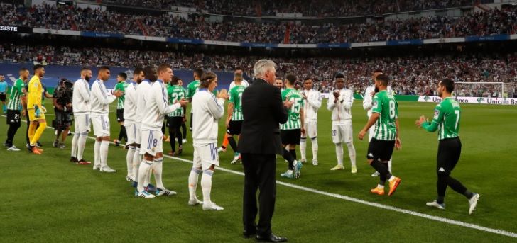 El Real Madrid y el Betis se hicieron pasillo al inicio de partido como campeones de Liga y Copa.