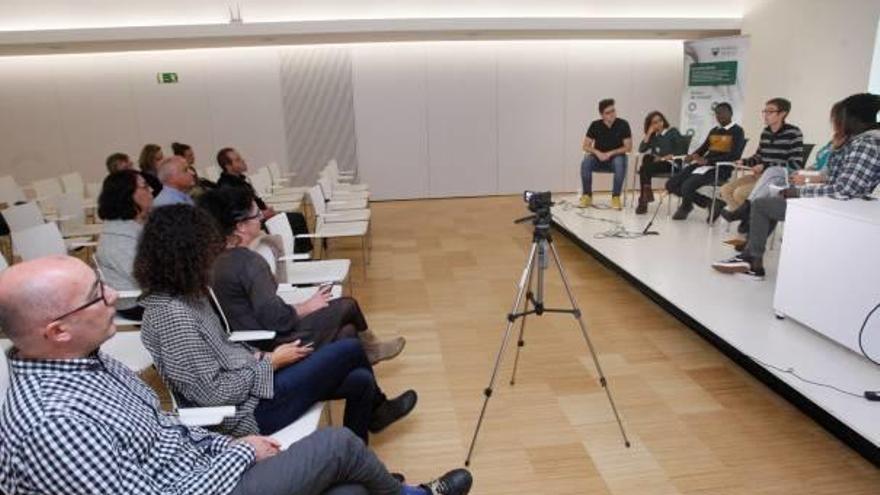 Un moment de la jornada celebrada ahir a la biblioteca.