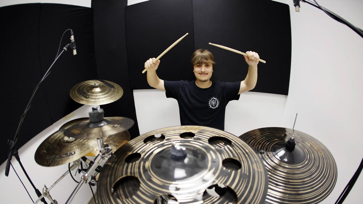 Mateo Gallego va a tocar su batería en el Resurrection Fest con tan solo 16 años