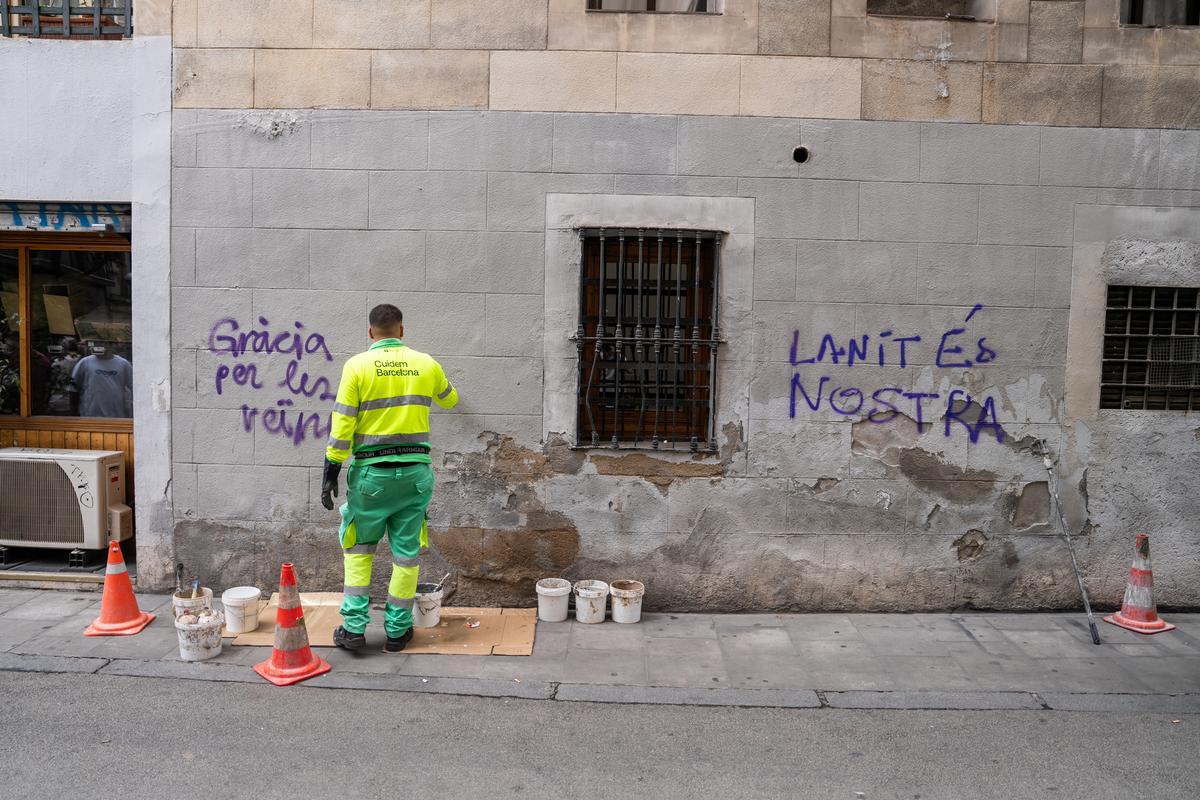 Barcelona elimina más de 57.000 pintadas en seis meses. Lo explica la primera teniente de alcalde de Barcelona, Laia Bonet. En la foto, un grafiti pintado sobre el mural que vecinos y menores del Gòtic dibujaron en la plaza Vila de Madrid, en Barcelona.