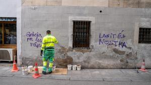 Barcelona elimina más de 57.000 pintadas en seis meses. Lo explica la primera teniente de alcalde de Barcelona, Laia Bonet. En la foto, un grafiti pintado sobre el mural que vecinos y menores del Gòtic dibujaron en la plaza Vila de Madrid, en Barcelona.