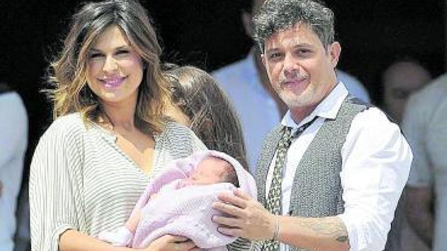 Raquel Perera y Alejandro Sanz, con su hija recién nacida.