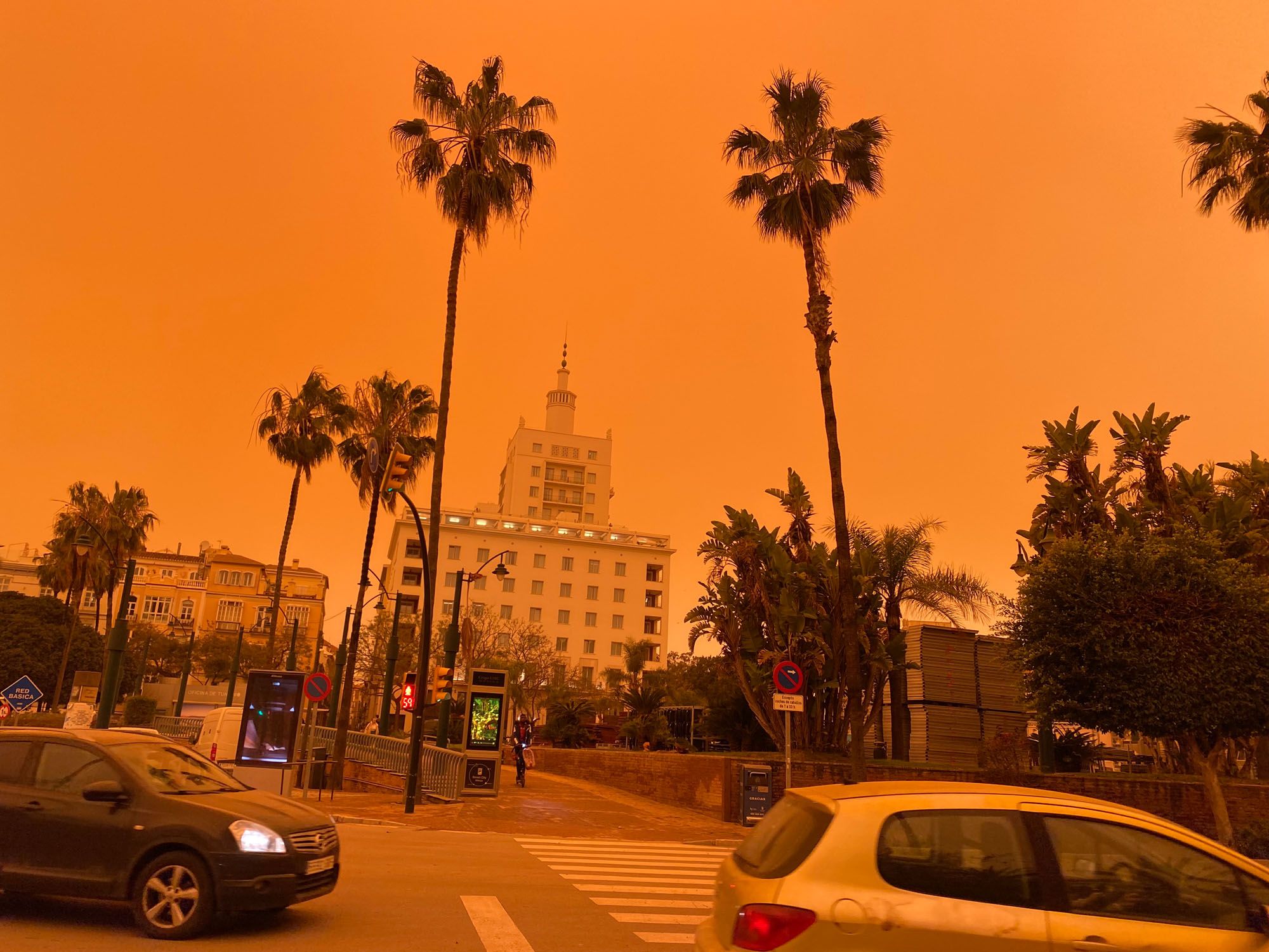 El cielo, teñido de naranja o casi rojo, desde distintos puntos del Centro de Málaga.