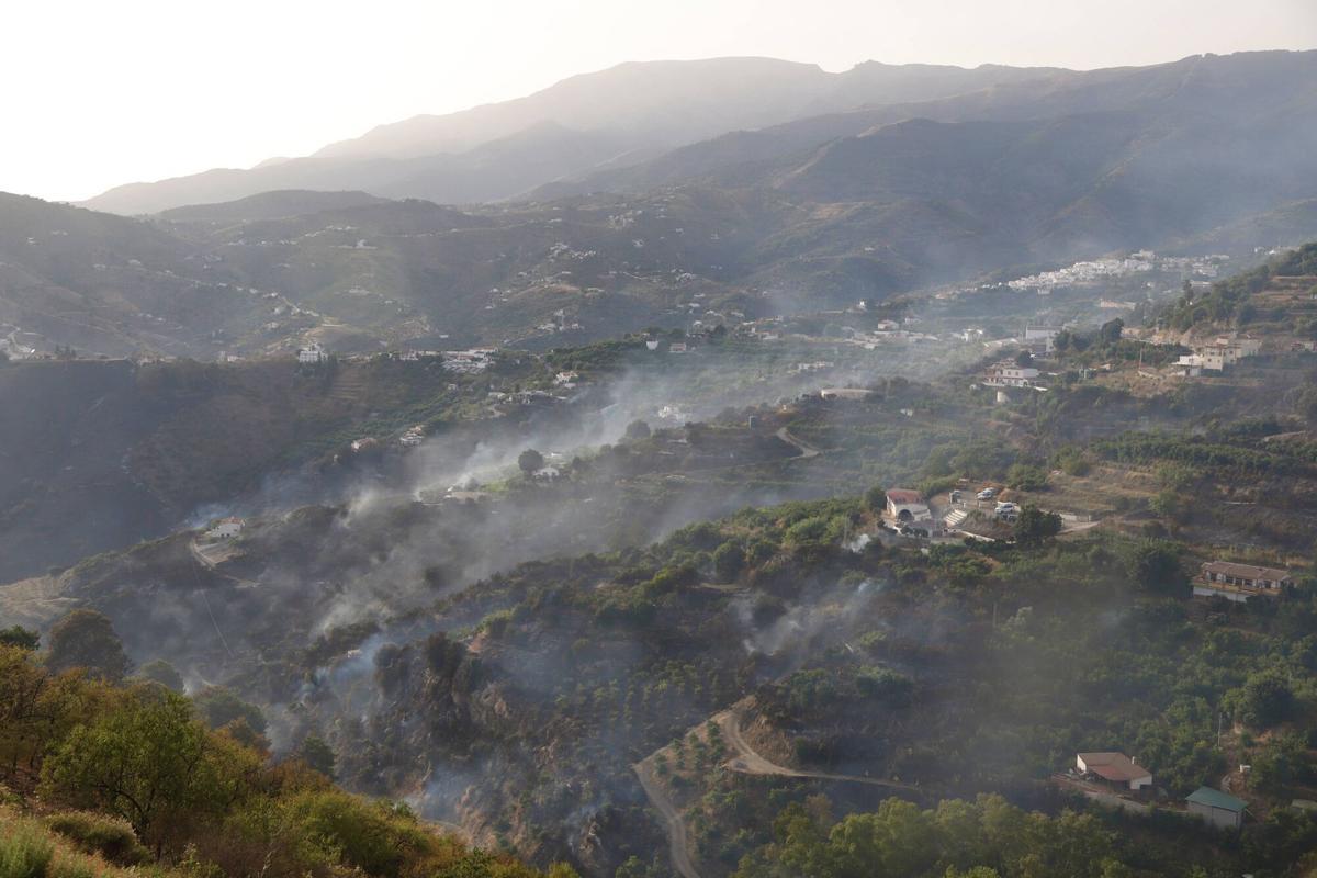 El Infoca lucha contra el incendio forestal declarado este viernes a mediodía en el término municipal de Árchez y que ha obligado a desalojar viviendas de diseminados de Árchez y Cómpeta. En este último municipio se ha instalado el puesto de mando para coordinar las labores de extinción, en la que participan una docena de medios aéreos y casi 150 bomberos forestales.
