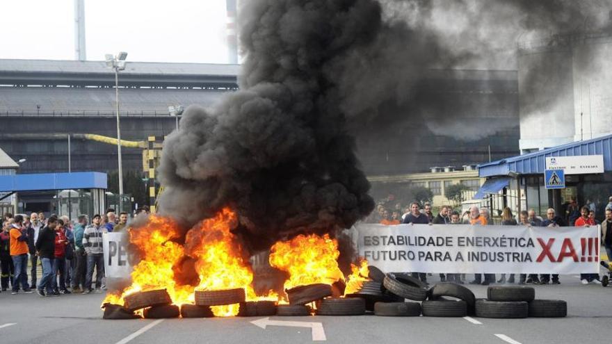 Protesta de trabajadores de Alcoa ante la fábrica de A Grela.