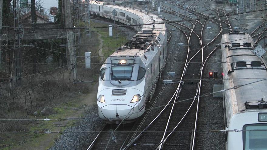 Llegada de un tren a la estación ferroviaria de Ourense.