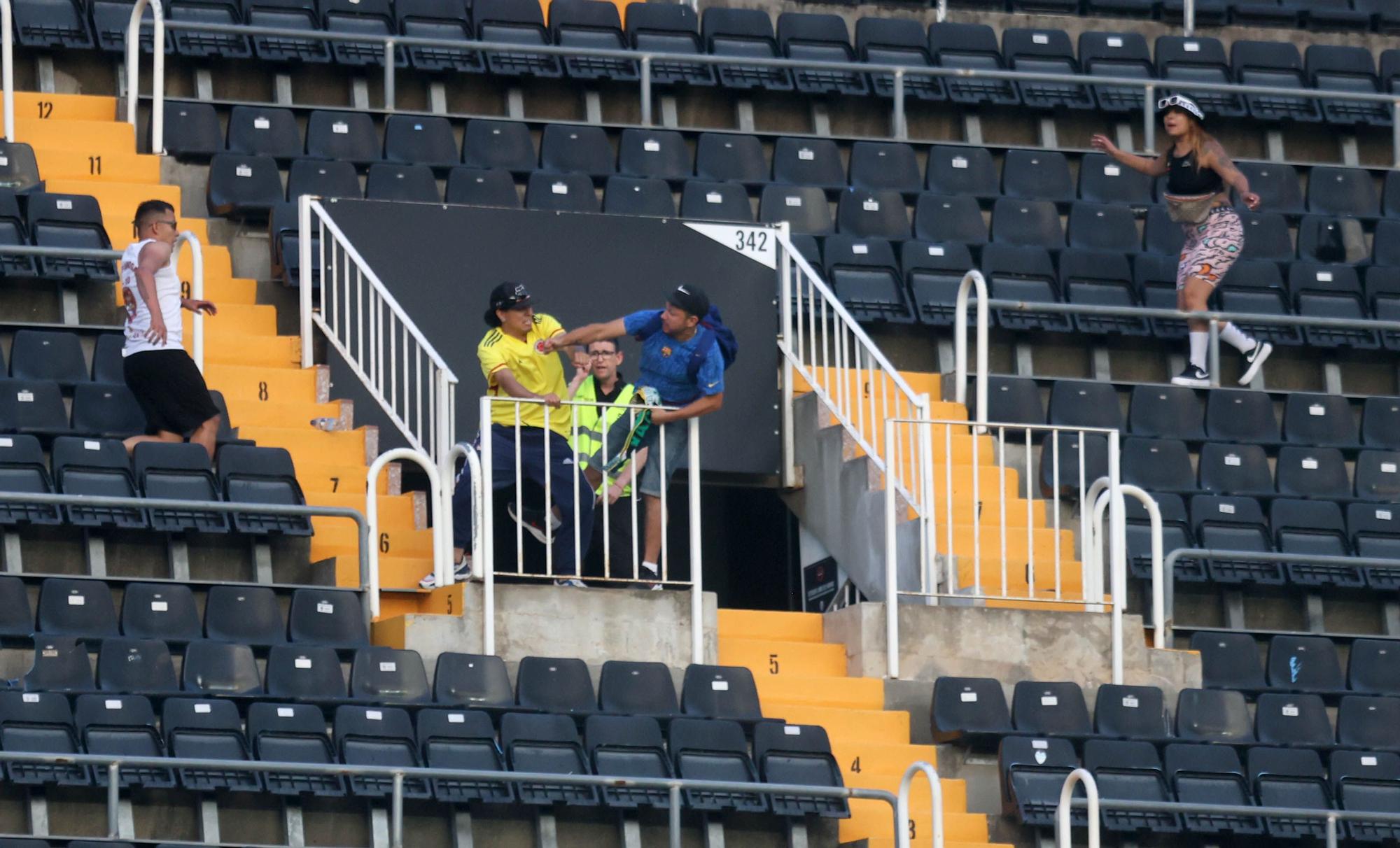 Las imágenes de la batalla campal en Mestalla