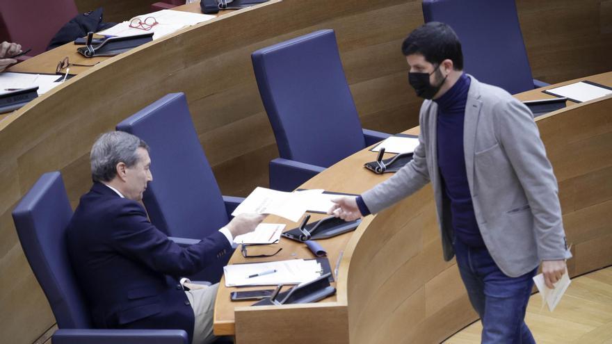 Carles Esteve le entrega a Marciano Gómez un informe de las quejas en Sanidad, este jueves en las Corts.