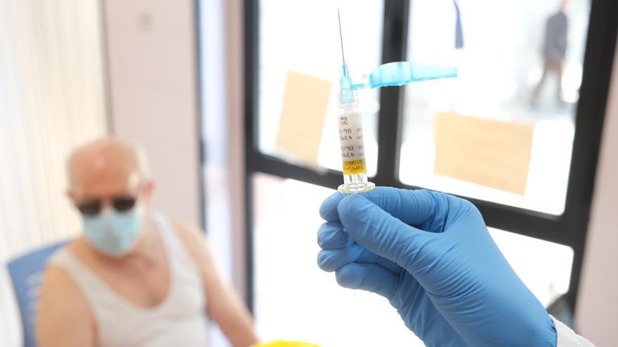 El Hospital del Vinalopó ampliará la cobertura de la doble vacuna de gripe y covid