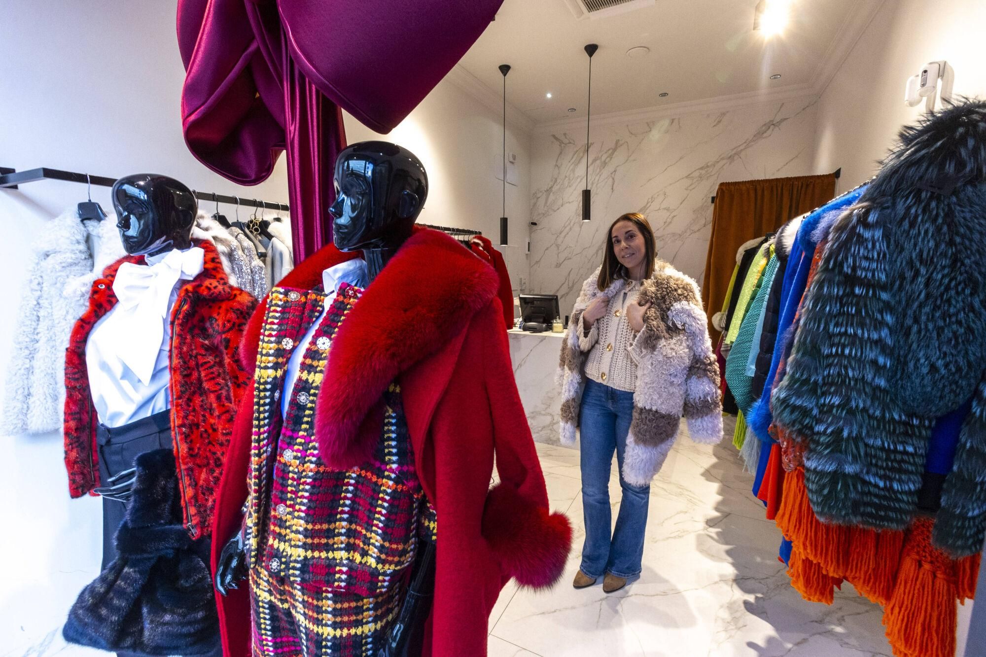 EN IMÁGENES: El  tiempo gélido anima las rebajas en Oviedo