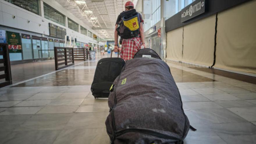 Uno de los primeros turistas llegados el pasado 21 de junio a Tenerife tras la reapertura del espacio aéreo.