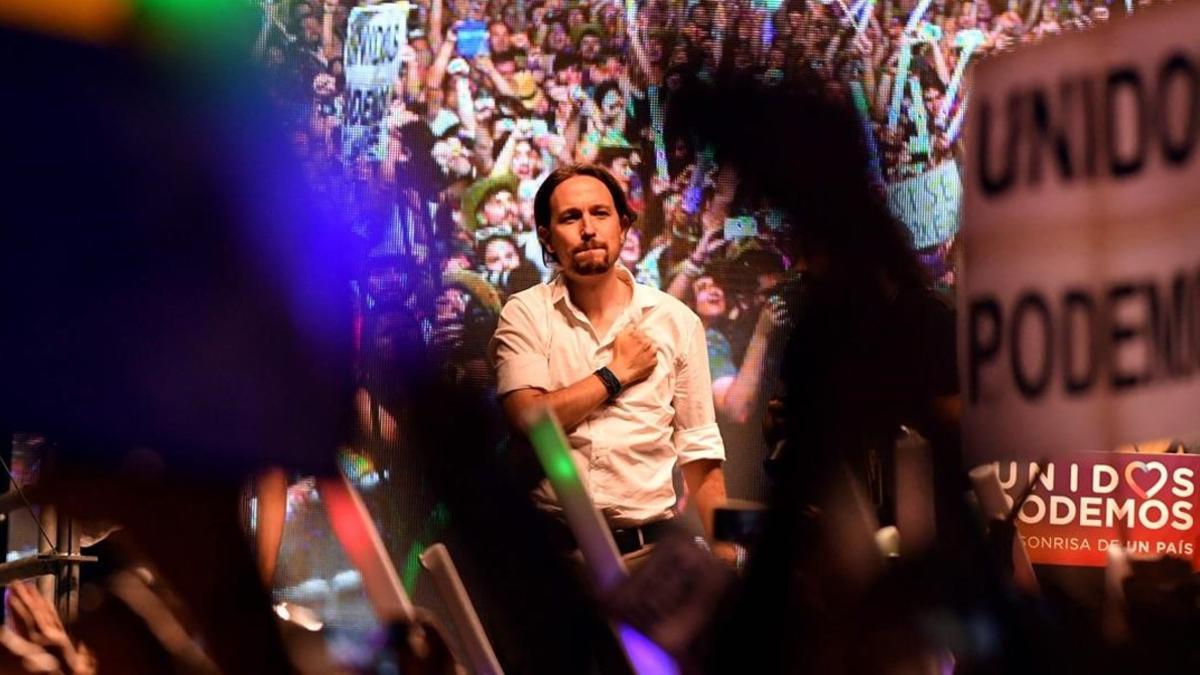 El líder de Podemos, Pablo Iglesias, rodeado de simpatizantes, en la plaza del Museo Reina Sofía de Madrid.