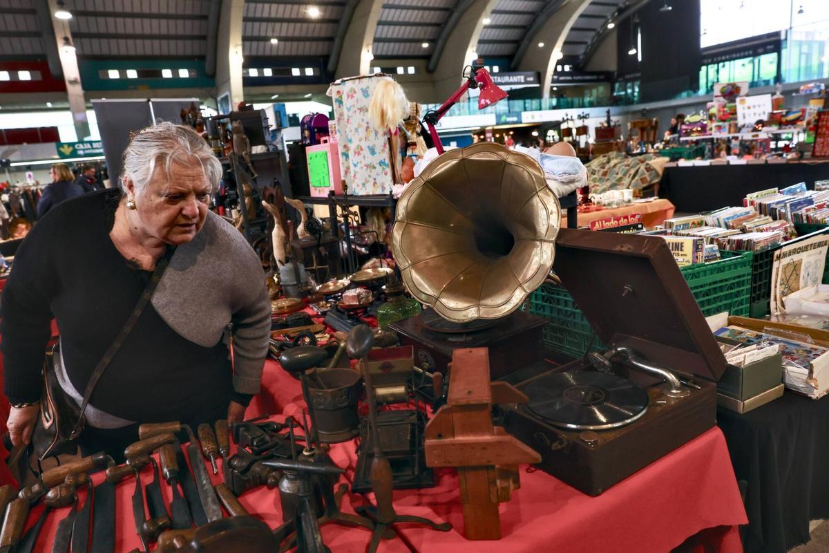 La feria de antigüedades de La Magdalena, en Avilés La feria de antigüedades de La Magdalena, en Avilés