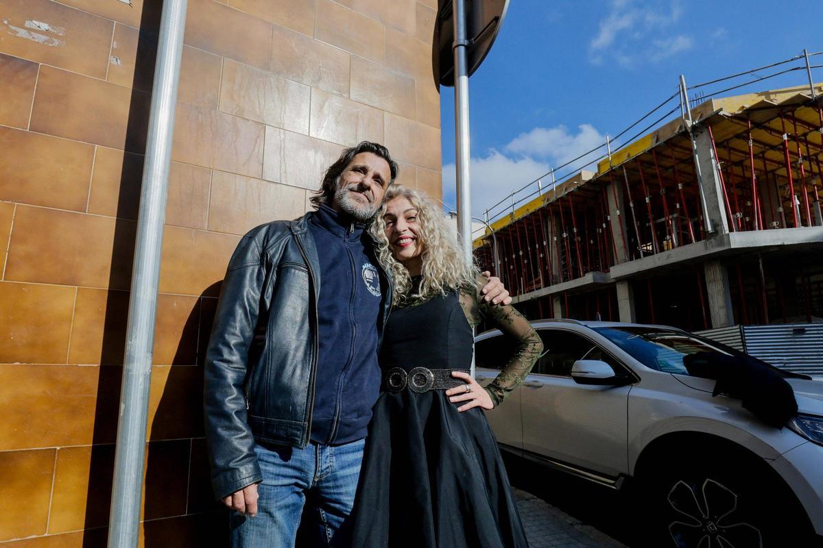 La escritora Roser Amills y el músico Miguel Ángel Cordero posan en una calle de Palma