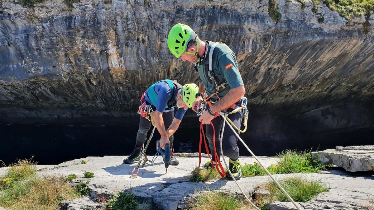 Efectivos de la Guardia Civil durante las labores de rescate