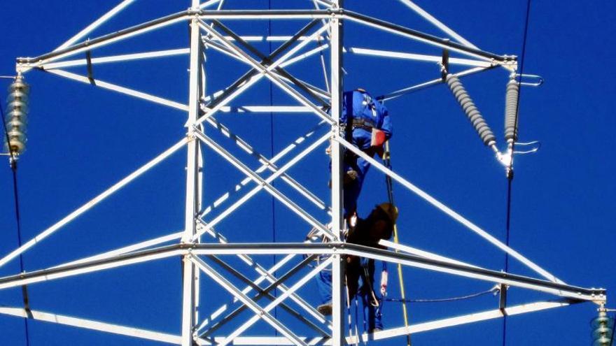 Un operari de la xarxa Endesa revisa una torre d&#039;alta tensió.