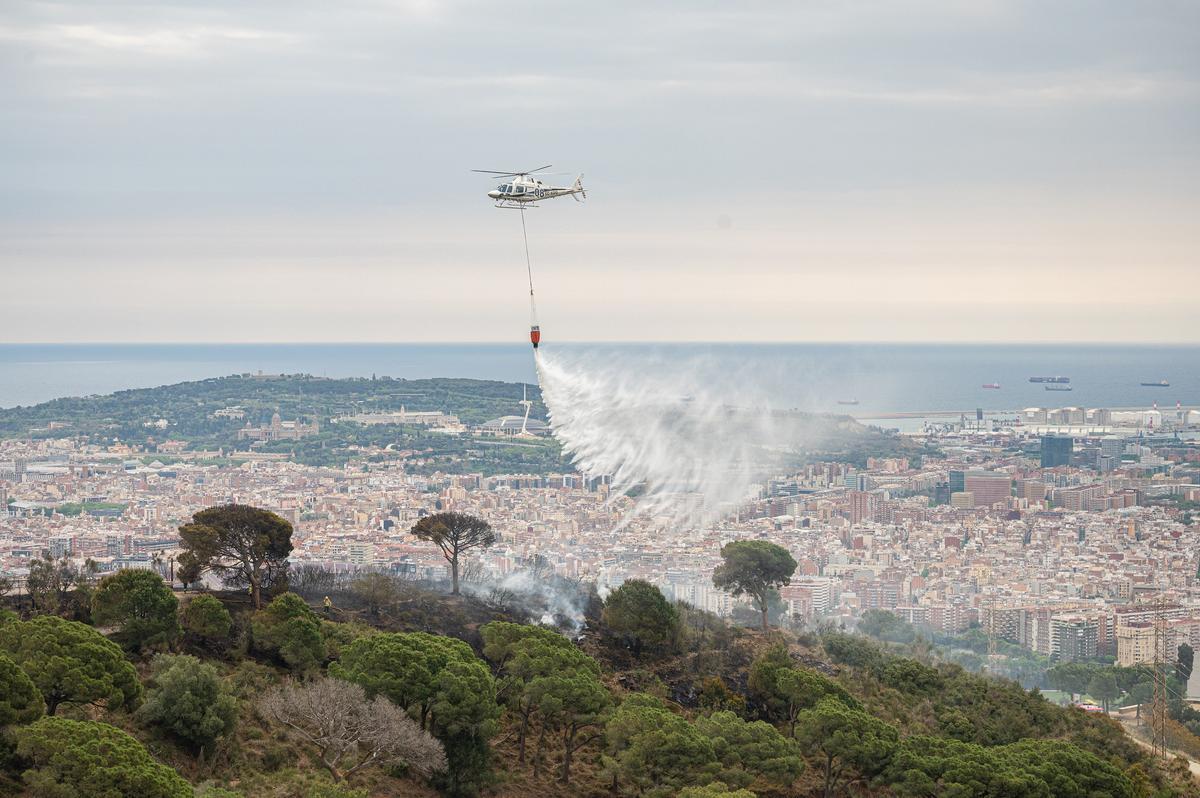 Efectivos aéreos, durante las tareas de extinción del fuego del 26 de abril