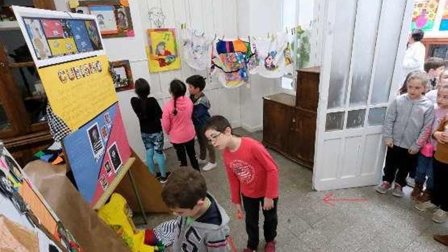 Alumnos del centro, visitando la exposición.