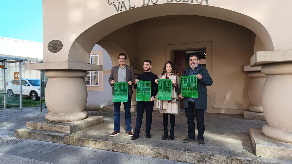 El diputado Antonio Leira, izquierda, con el regidor Diego Luis Díaz, Carmen Vilacoba y Antonio Negreira