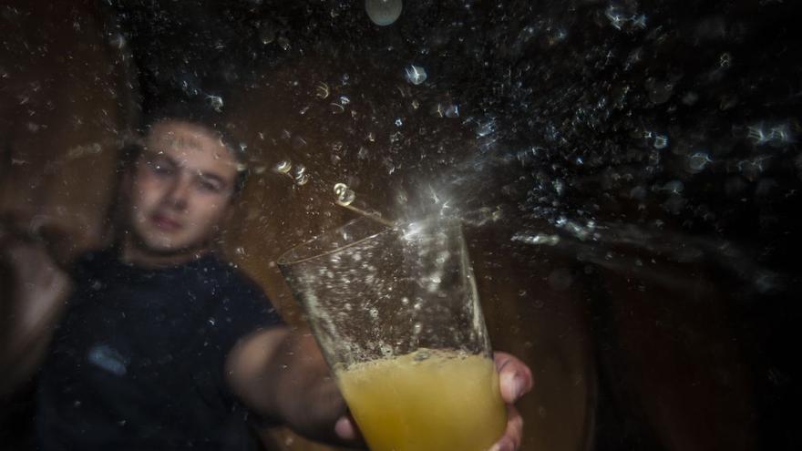 Espicha de un tonel en el llagar de Foncueva (Sariego). | Miki López