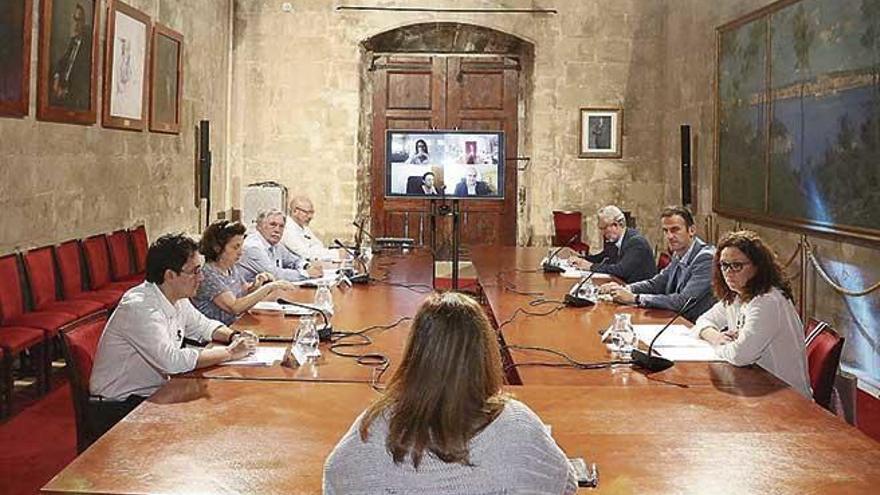 Imagen de la reunión celebrada ayer para acordar la nueva línea de ayudas para autónomos.