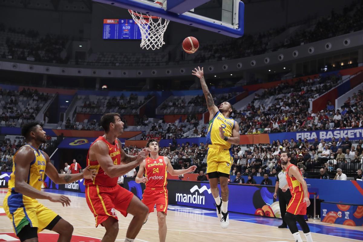 Jakarta (Indonesia), 28/08/2023.- Yugo Santos of Brazil (2R) in action during the FIBA Basketball World Cup 2023 group stage match between Brazil and Spain in Jakarta, Indonesia, 28 August 2023. (Baloncesto, Brasil, España) EFE/EPA/ADI WEDA