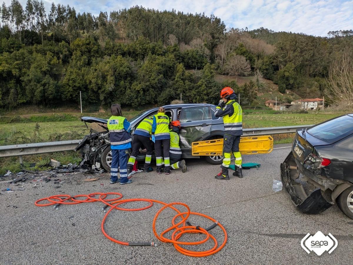 Los bomberos en plena excarcelación de uno de los heridos.