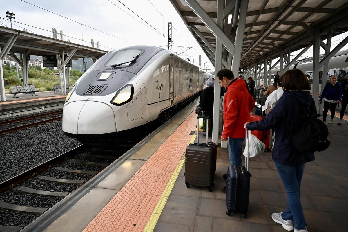 Primer tren AVE a su paso por Pontevedra en mayo de 2024.