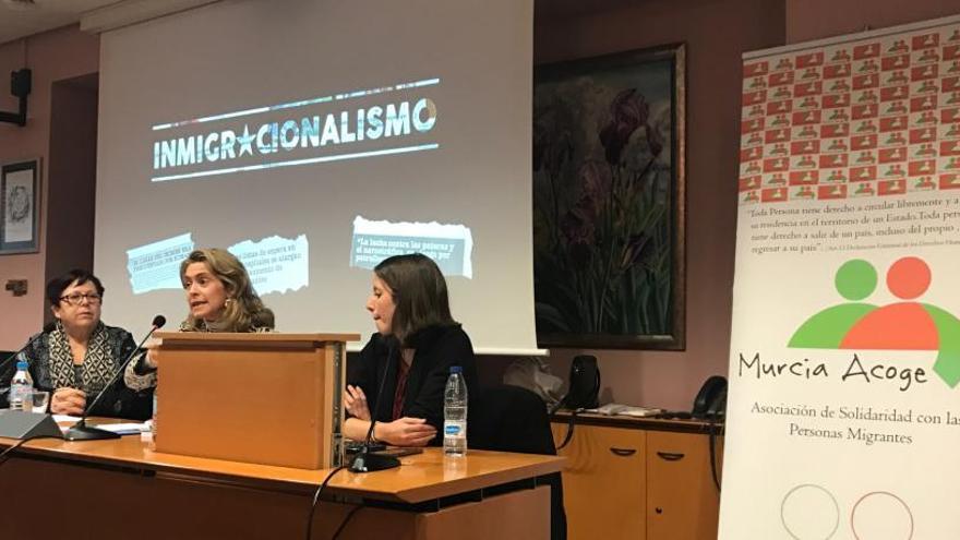 Fina Hernández, Pilar Garrido y Alba Sánchez Pedreño, ayer en el Hemiciclo de Letras.