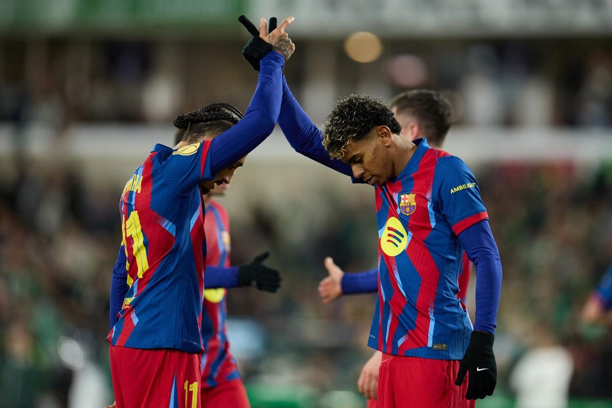 Raphinha y Lamine Lamal celebran uno de sus goles en la temporada 2026/27