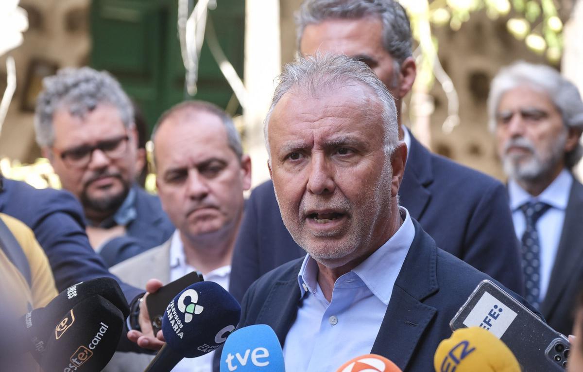 Ángel Víctor Torres visita el Cuartel de Colmenar, recientemente adquirido en Valsequillo