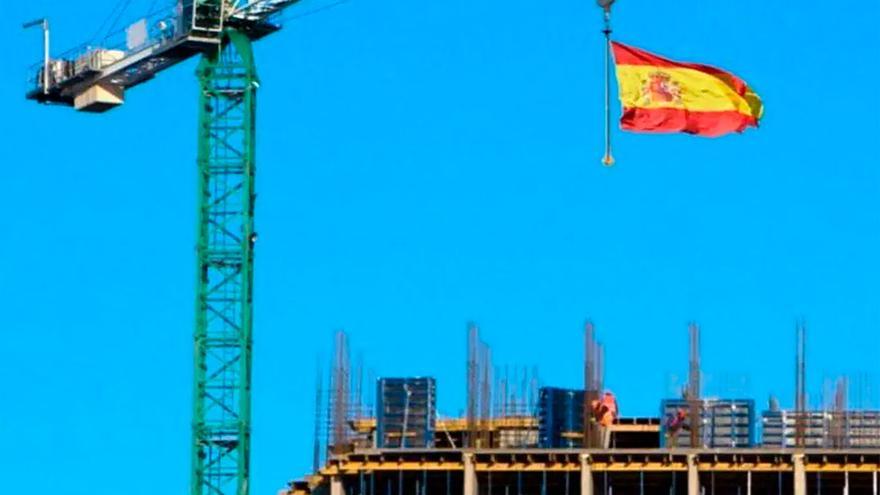 Esta es la razón de colocar una bandera de España en la parte más alta de una obra