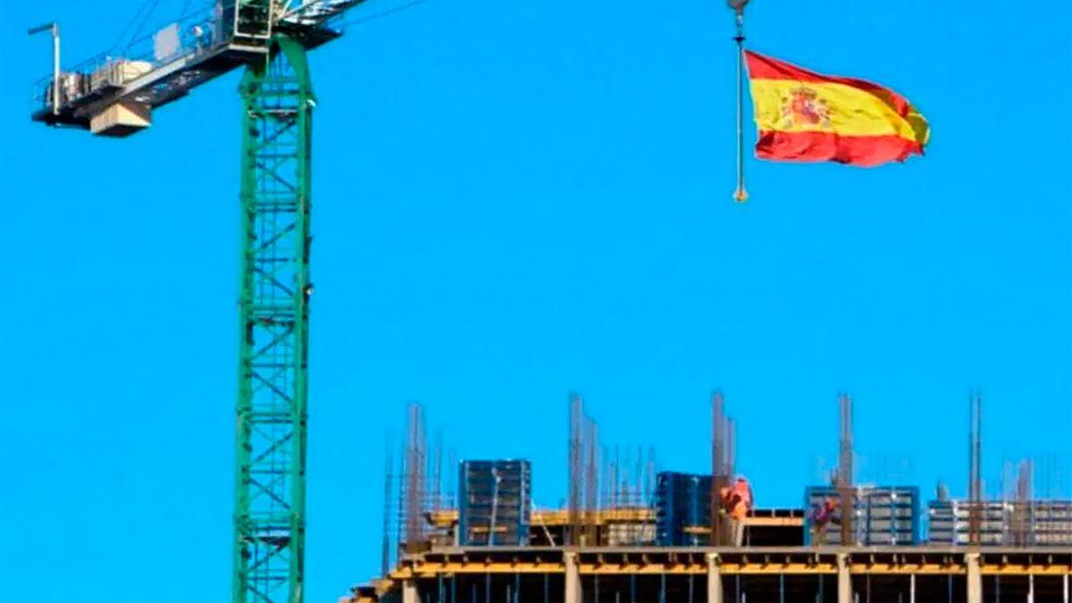 na bandera de España siendo colocada en lo alto de una obra.
