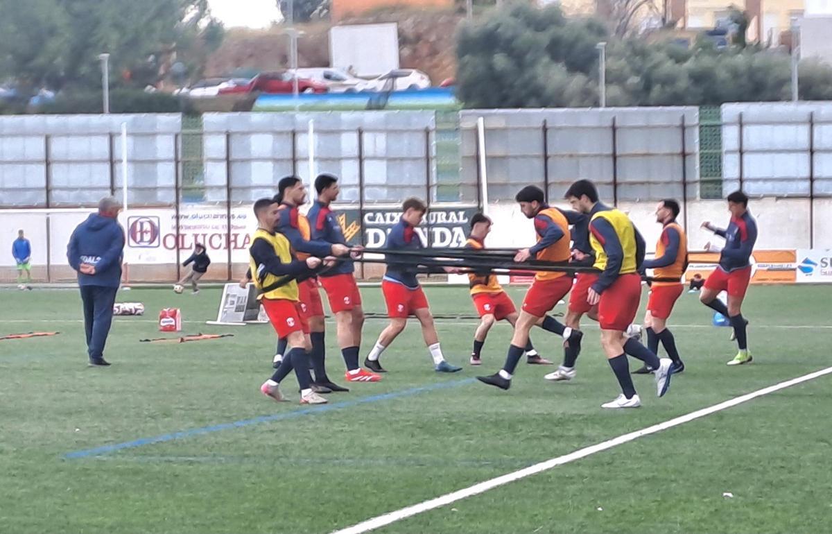 Jugadores de la UE Tavernes, en el calentamiento previo a un partido