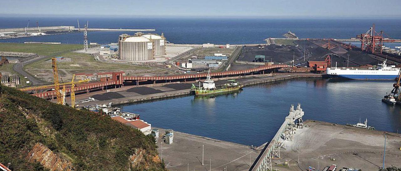 La terminal de graneles sólidos del puerto de El Musel, Ebhisa, a la derecha, con los terrenos de la ampliación a la izquierda.