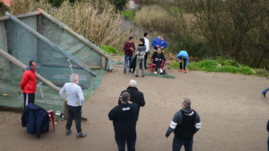 El cura prohíbe el &#039;tiro á chave&#039; en el atrio de O Hío porque “molesta al vecindario”