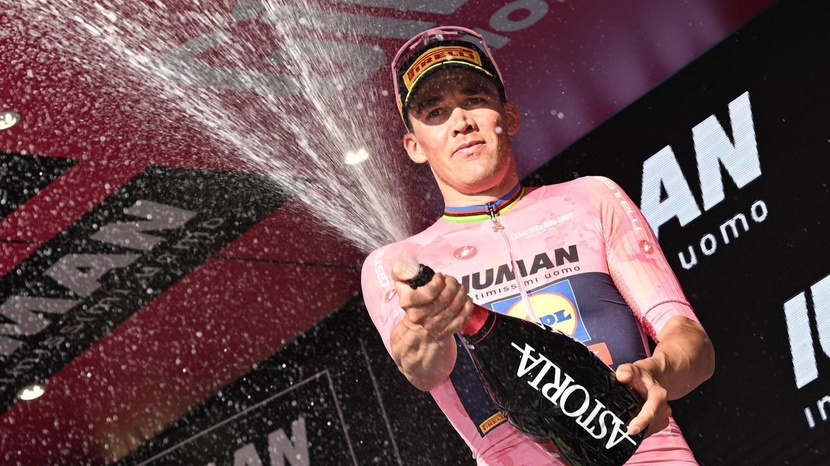 Mads Pedersen, en el podio del Giro de Italia tras la cuarta etapa.