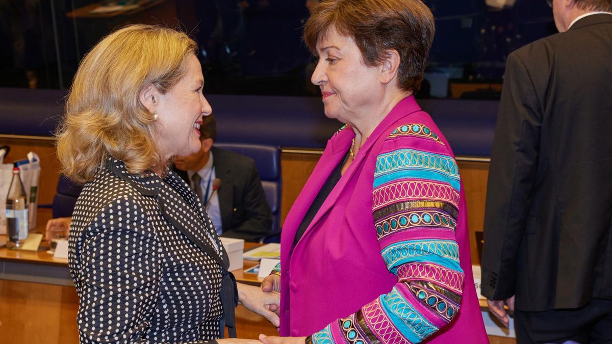 Archivo - Spain’s Vice-Prime Minister and Minister for Finance Nadia Calviño and Kristalina Georgieva (R) Director General of IMF (International Monetary Fund) pictured prior to the start of the Eurogroup meeting items the Eurogroup informal meeting of th