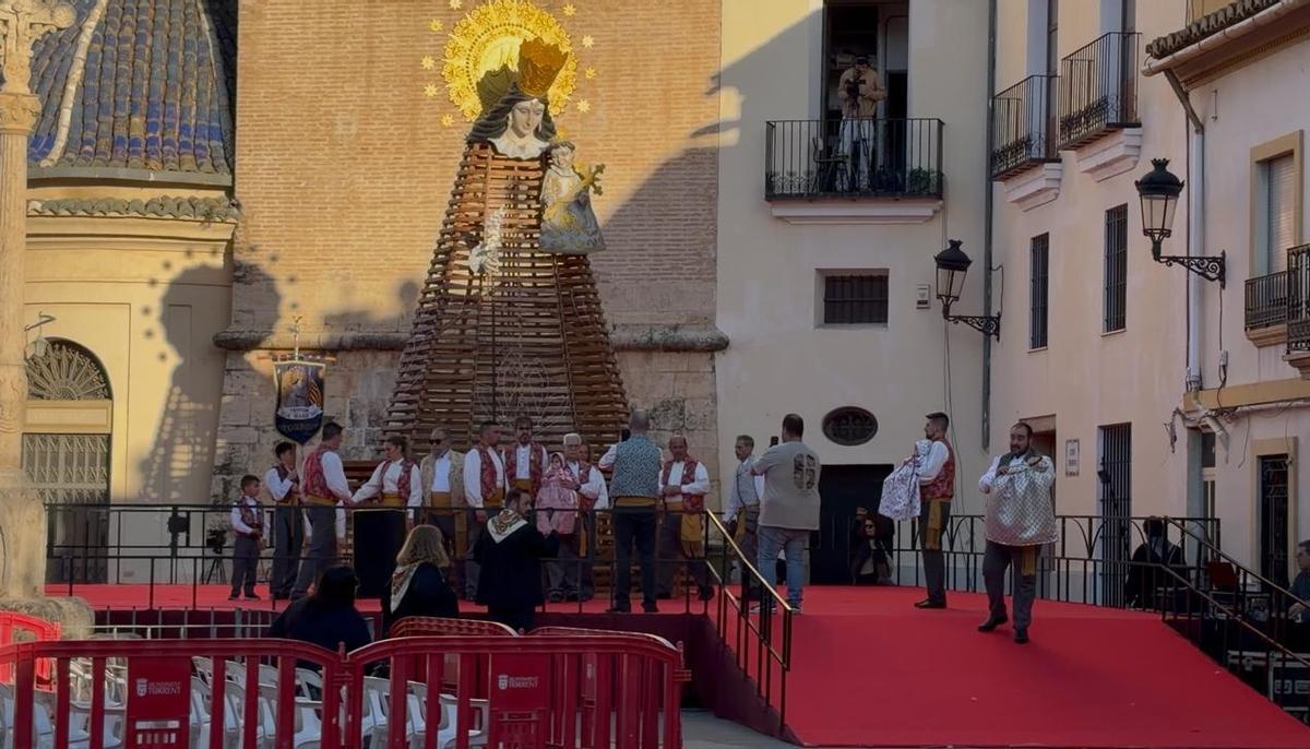 Los vestidors abren la Ofrenda en Torrent.