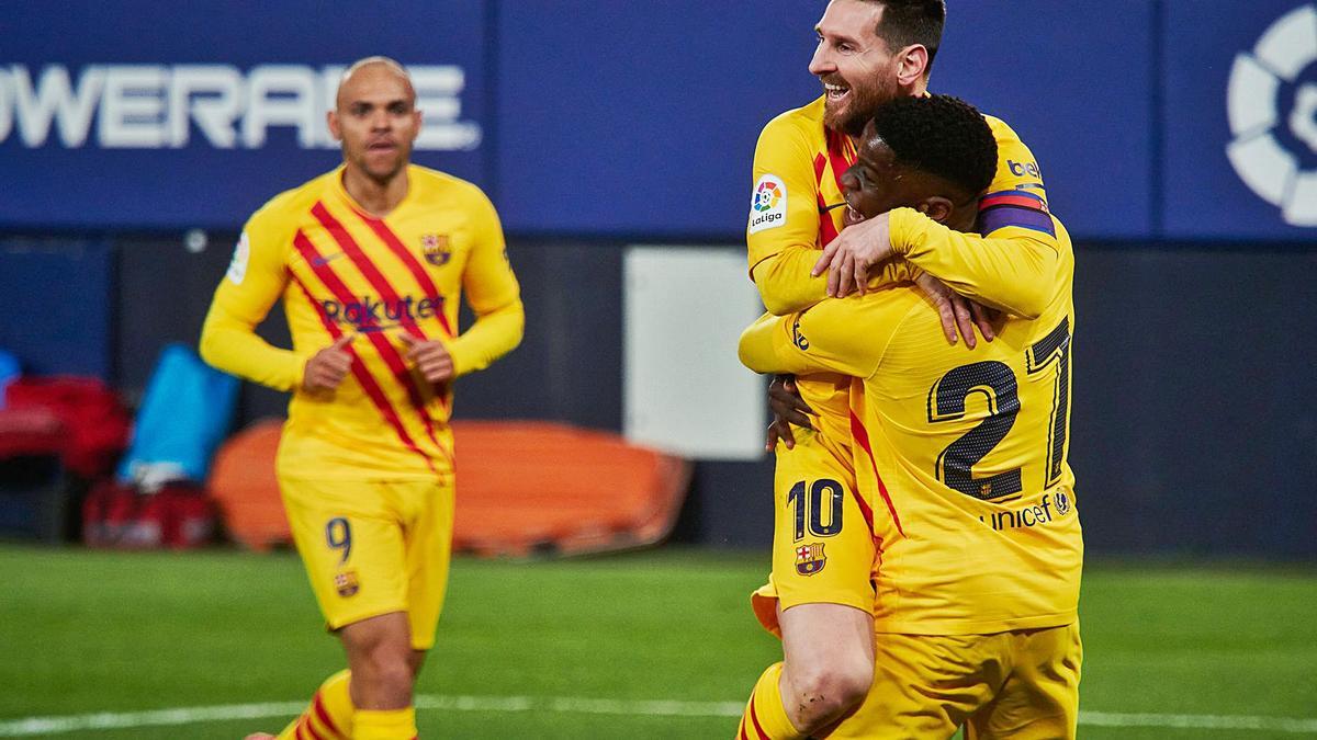 El jugador del Barcelona Ilaix celebra el segundo tanto azulgrana con Messi, con Braithwaite al fondo, tras batir a Herrera. | REUTERS/VINCENT WEST