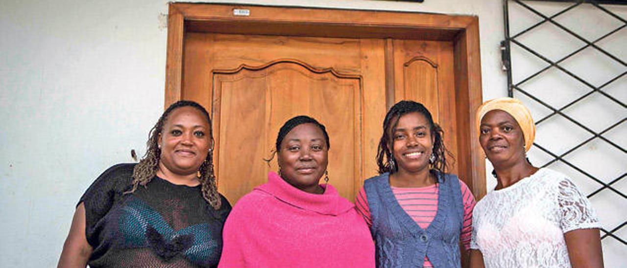 Azuzena Santacruz, Olga Maldonado, Lizeth de Jesús y Narcisa Egas, frente al Refugio de Oshún.