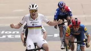 Kopecky hace historia ganando la París Roubaix con el maillot arcoíris