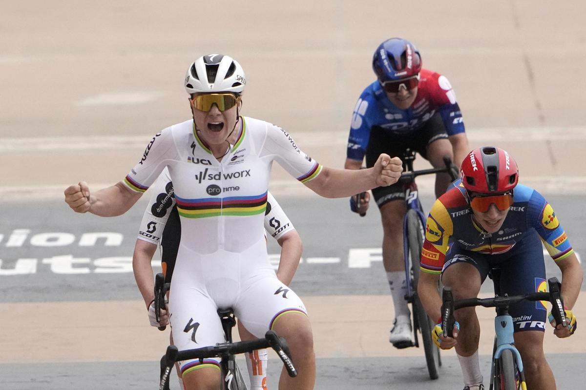 Lotte Kopecky celebra su victoria